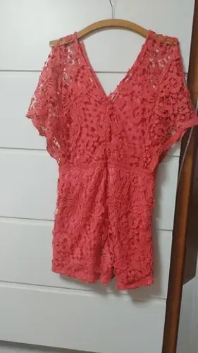 Macacão curto em renda forrado TAM M