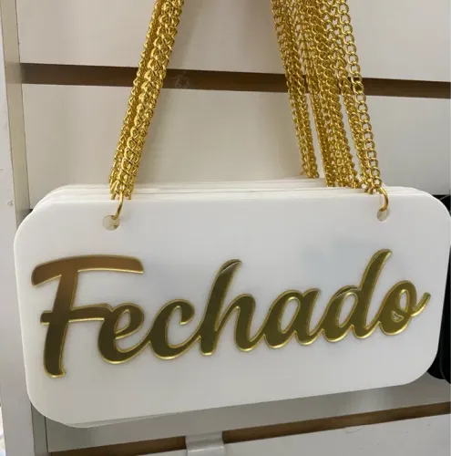 Placa aberto e fechado premium branco com dourado 