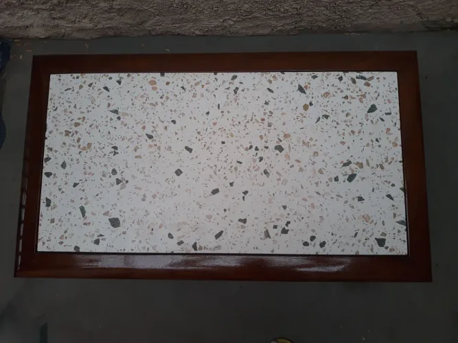 Mesa de Centro/ Lateral em mogno com tampo em porcelanato