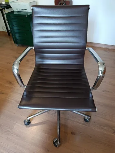 Cadeira de escritóro Eames diretor (couro)