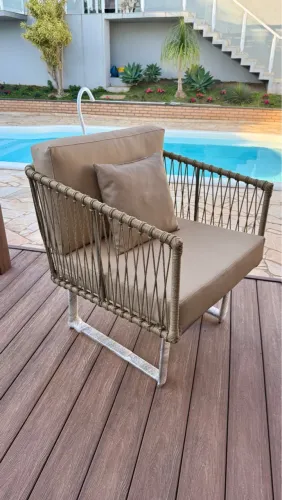 Poltrona em corda nautica com assento Aquablock toque em linho 