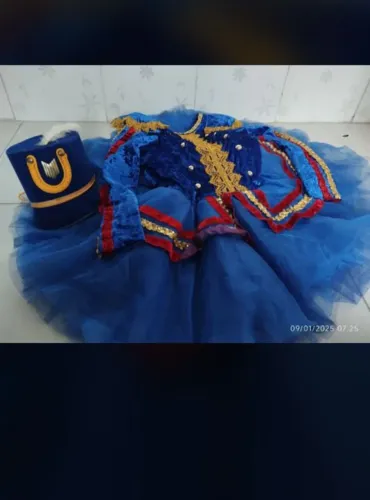Fantasia Azul com Detalhes Dourados