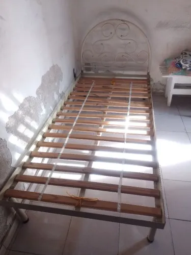 Cama de solteiro com estrutura metálica