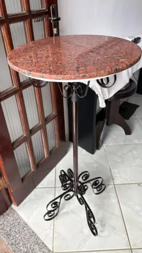 Mesinha bistrô alta com tampo de pedra granito e pé de ferro forjado