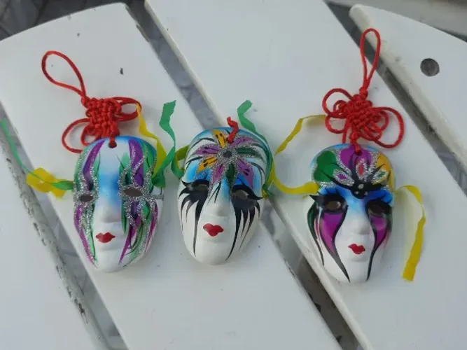 Trio de máscaras vintage em porcelana com pintura manual máscara veneziana miniatura