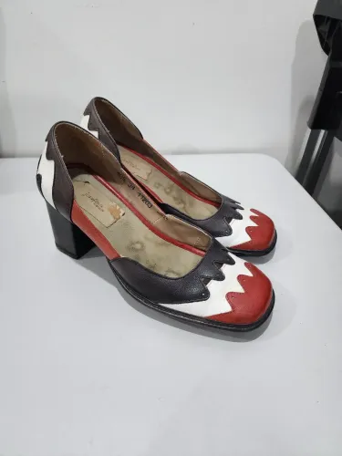 Sapato de couro tam. 35