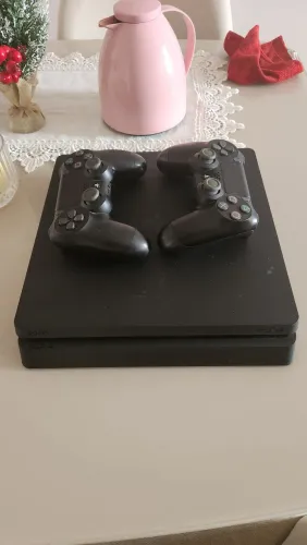 Playstation 4 com dois controles e jogos