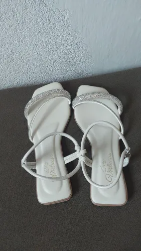 Rasteirinha branca com brilho