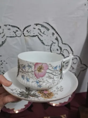 Antiga grande xícara de chá Art Noveau