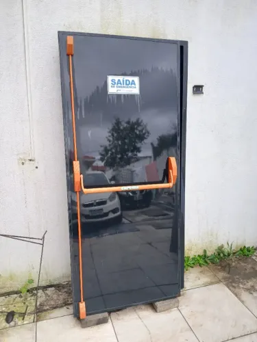 Porta saída de emergência 