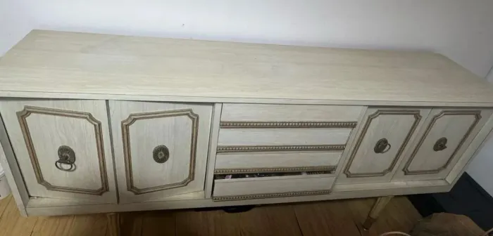 Vendo aparador buffet antigo, muito bonito e bem conservado 