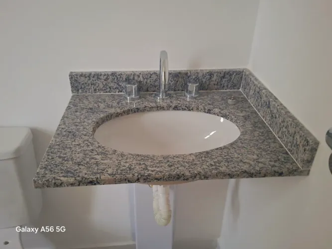 Duas Pias de banheiro em mármore com cubas em cerâmica e torneiras quente/frio.