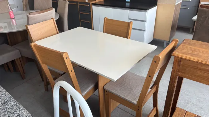 Conjunto de Mesa e Cadeiras nova Embalada