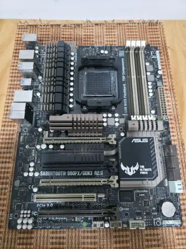 Placa Mãe ASUS Sabertooth 990fx/Gen3 R2.0 AM3+ com defeito