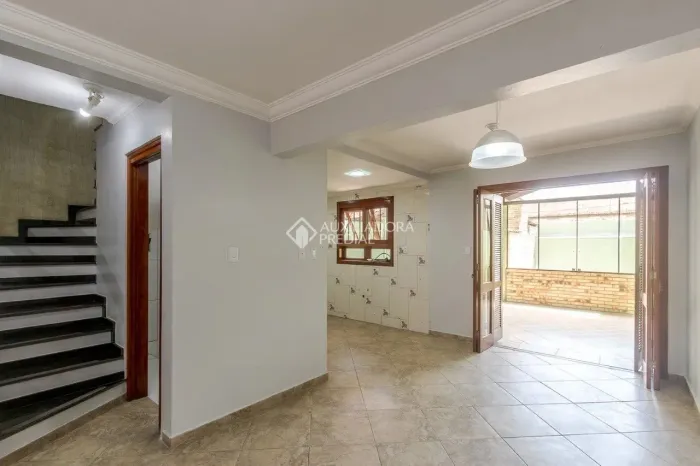 Sobrado com 3 Dormitórios (1 Suíte), Pátio e Vaga Coberta - Condomínio com Lazer Completo