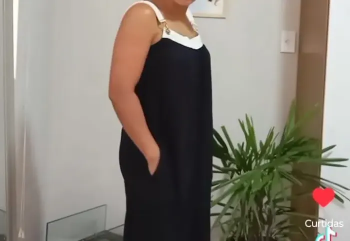 Vestido longo preto com detalhes
