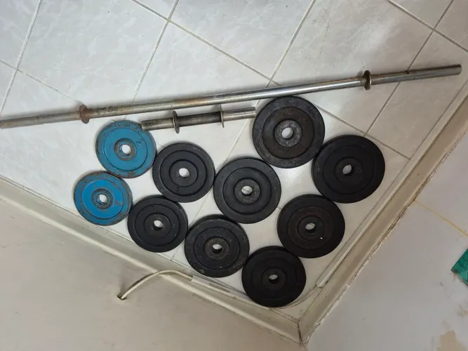 Vendo Kit musculação com 2 Barras e 40kg de anilhas