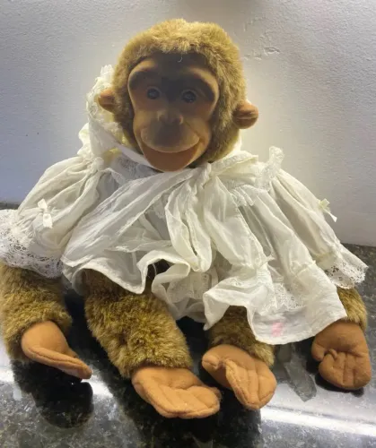 Macaco de pelúcia menina com vestida branca. Importado.