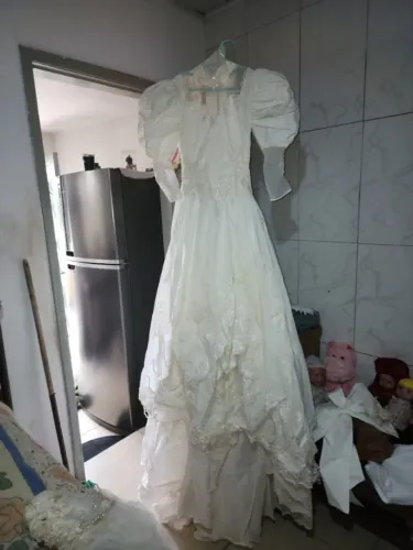 vestido de noiva longo com véu branco com detalhes brilho