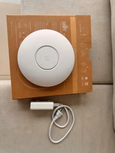 Roteador Wi-Fi UniFi AP AC Lite com switch Poe Bivolt