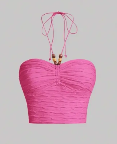 Top cropped feminino rosa com detalhes em madeira