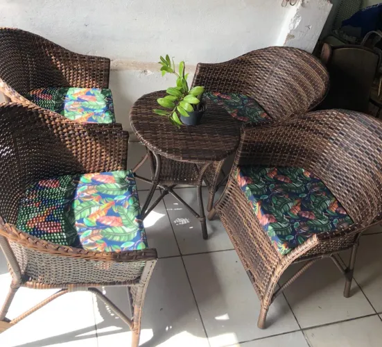 Conjunto de mesa e cadeiras de vime para área externa