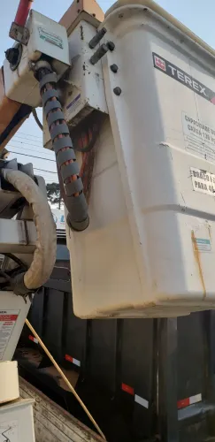 CESTO AÉREO TEREX SKYRITZ ISOLADO 