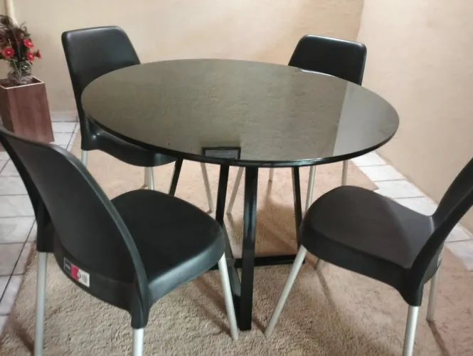 Mesa de Jantar Redonda ( não acompanha cadeiras)