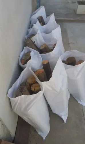 Lenha em sacos para lareira, fogão ou churrasqueira