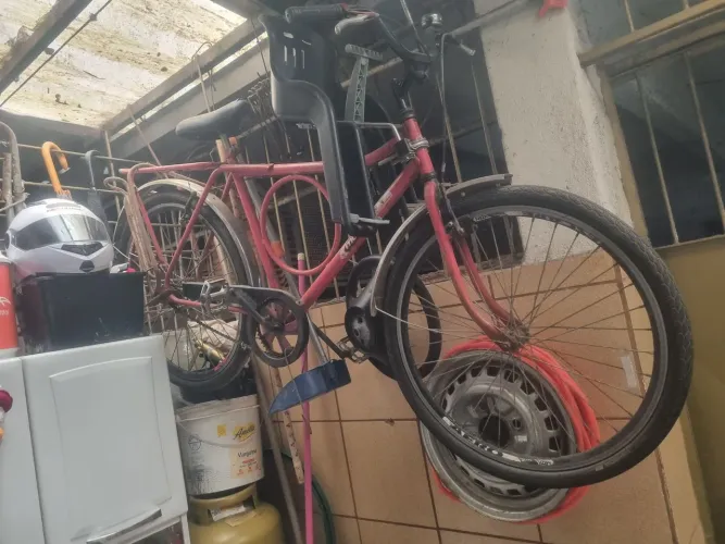 Bicicleta com bagageiro e cadeirinha infantil