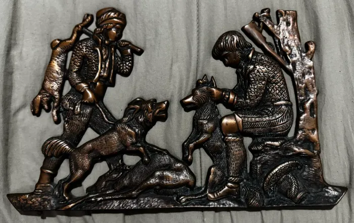 Antigo Quadro em Cobre/Metal Alto Relevo - Escultura de Parede Caçador e Cães