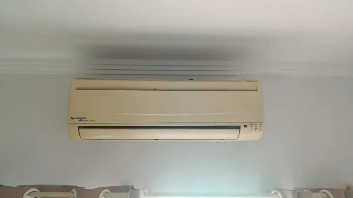 Ar condicionado usado,para retirar peça,funciona,mas ficou muito tempo parado,sem uso.