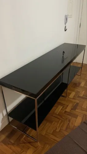Aparador Moderno com Estrutura de Metal, Tampo de Vidro e Prateleira Laqueada em Preto