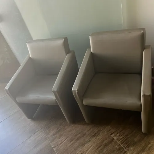 5 POLTRONAS ESTOFADAS EM ÓTIMO ESTADO - R$ 150 CADA