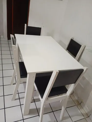 Mesa com 4 cadeiras