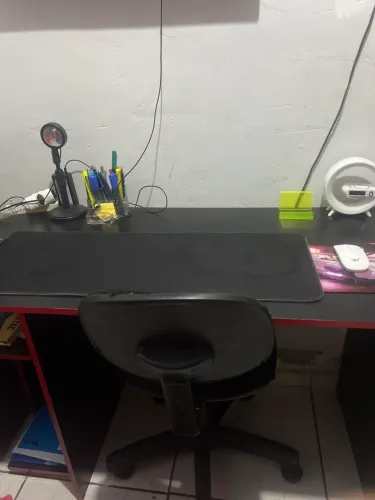 Escrivaninha e cadeira