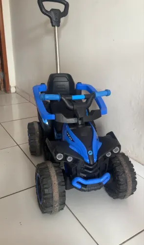 Quadriciclo infantil elétrico disponível