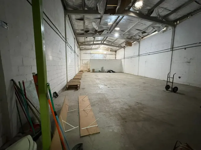 Alugo Galpão com 300m2