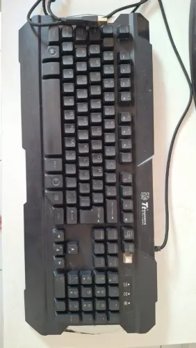teclado gamer Thermaltake Tt eSPORTS Commander