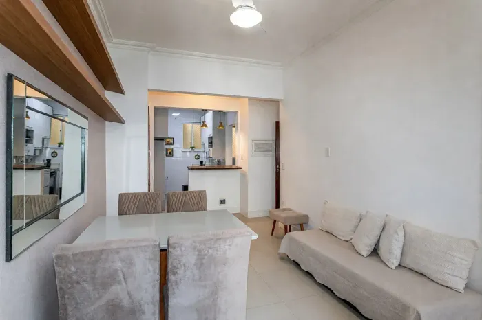 Imóvel para aluguel possui 63 metros quadrados com 2 quartos em Leme - Rio de Janeiro - RJ
