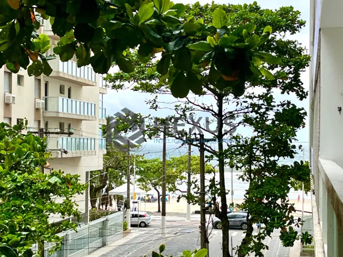 Apartamento com varanda vista mar na beira mar da Praia das Pitangueiras, Guarujá