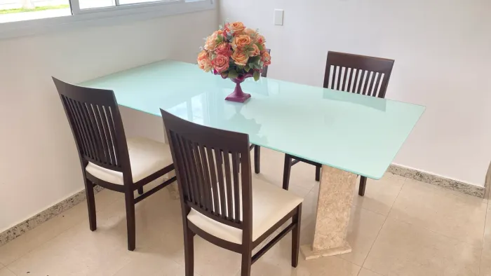Mesa com quatro cadeiras