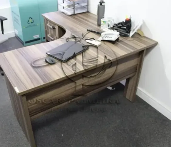 Mesa de escritório de madeira escura