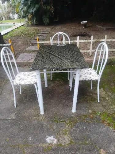 Mesa de mármore com 3 cadeiras