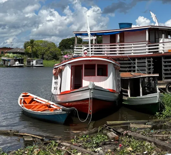 Vendo batelão 14m por 4,20m. Bem largo. Ótimo para transporte de gado e pessoas.