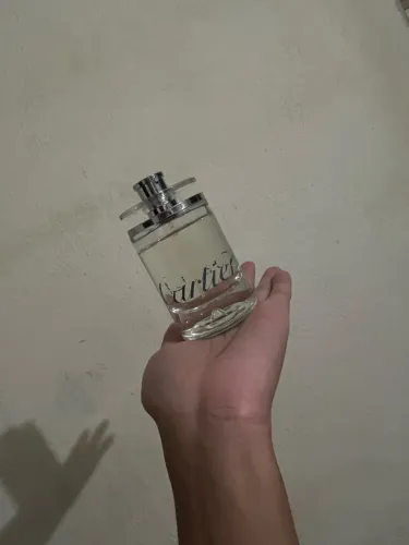 Perfume Cartier amadeirado