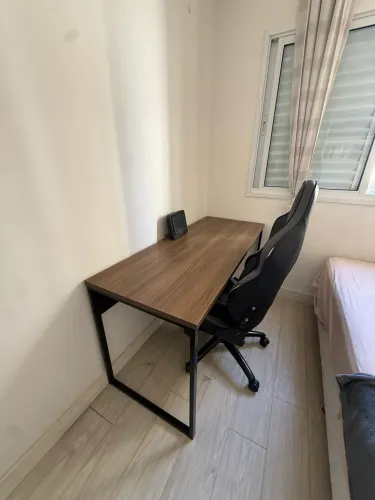 Mesa de escritório e cadeira gamer