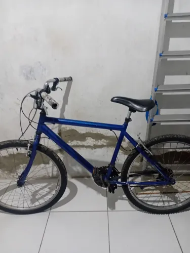 Bicicleta aro 26, pneu dianteiro novo, banco novo, pneu traseiro seminovo e mantes novas