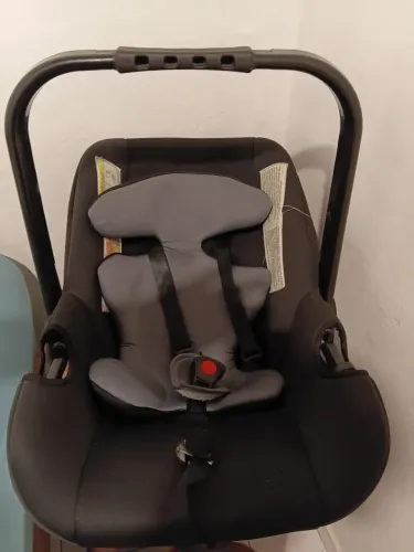 Bebê conforto Dreambaby preto.