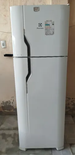 Vendo geladeira Electrolux DC44 usada, 362 litros, 220v, funcionando perfeitamente.